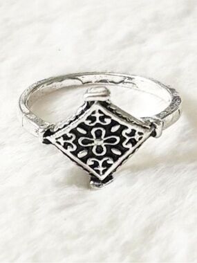 5/$15 🩷 MUST BUNDLE Bohemian Silver-Tone Filigree Diamond Ring - Silver